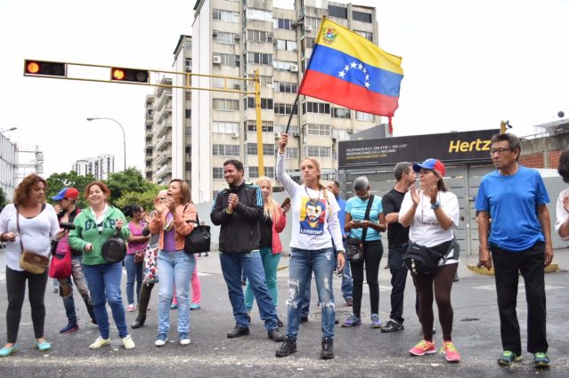 La esposa de Leopoldo López protestando por el anuncio de la Constituyente realizado este lunes por Nicolás Maduro. 