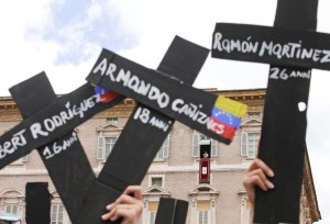 Ante la mirada del Papa, venezolanos alzan cruces con los nombres de asesinados en protestas (FOTOS)