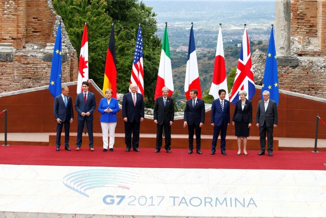 From L-R, European Council President Donald Tusk, Canadian Prime Minister Justin Trudeau, German Chancellor Angela Merkel, U.S. President Donald Trump, Italian Prime Minister Paolo Gentiloni, French President Emmanuel Macron, Japanese Prime Minister Shinzo Abe, Britain’s Prime Minister Theresa May and European Commission President Jean-Claude Juncker pose for a family photo during the G7 Summit in Taormina, Sicily, Italy, May 26, 2017. REUTERS/Tony Gentile