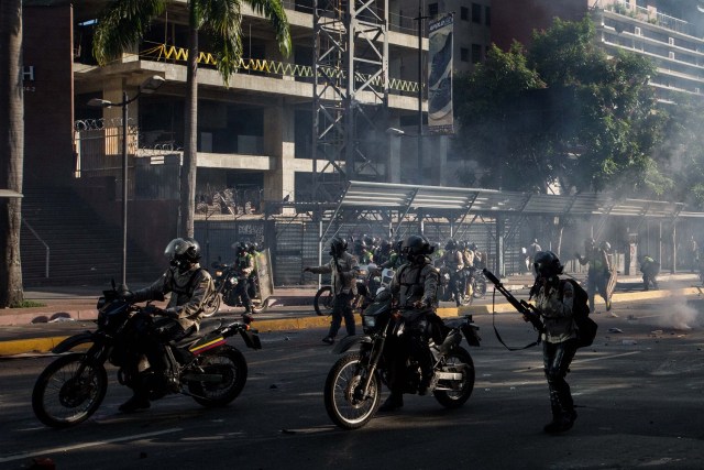 CAR142. CARACAS (VENEZUELA), 20/05/2017.- Manifestantes opositores se enfrentan a la Policía Nacional Bolivariana hoy, sábado 20 de mayo de 2017, en Caracas (Venezuela). Las fuerzas de seguridad de Venezuela dispersaron hoy con gases lacrimógenos una marcha opositora que pretendía movilizarse desde el este de Caracas hasta la sede del Ministerio de Interior, en el centro de la ciudad, órgano al que los opositores responsabilizan de la "represión" en las protestas. EFE/MIGUEL GUTIÉRREZ