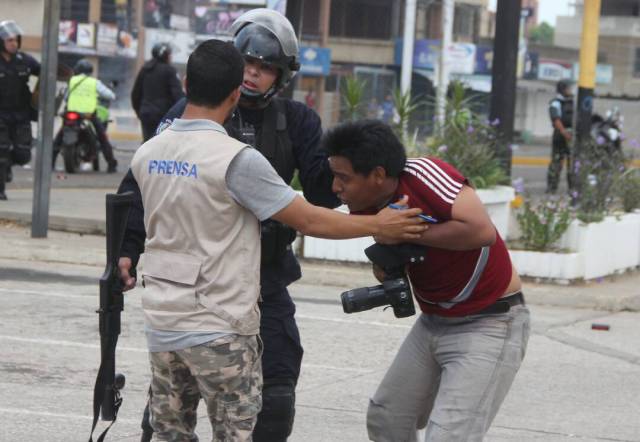 Momento en que Iván Ocando, fotógrafo de @VersionFinal,fue agredido por PoliZulia en la avenida Delicias de Maracaibo #11May #Zulia. Foto: @Sntpvenezuela