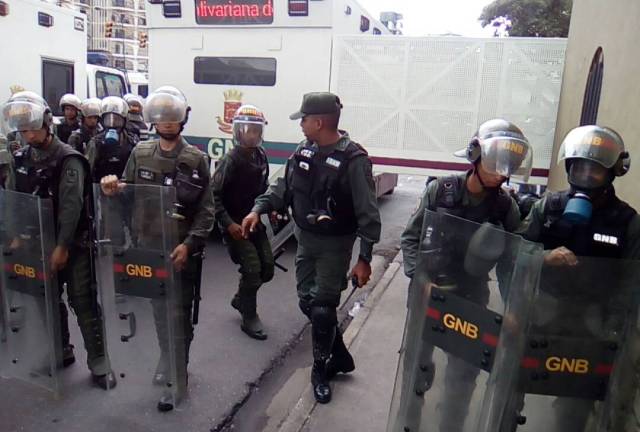 GNB impide el paso a manifestantes en Montalbán