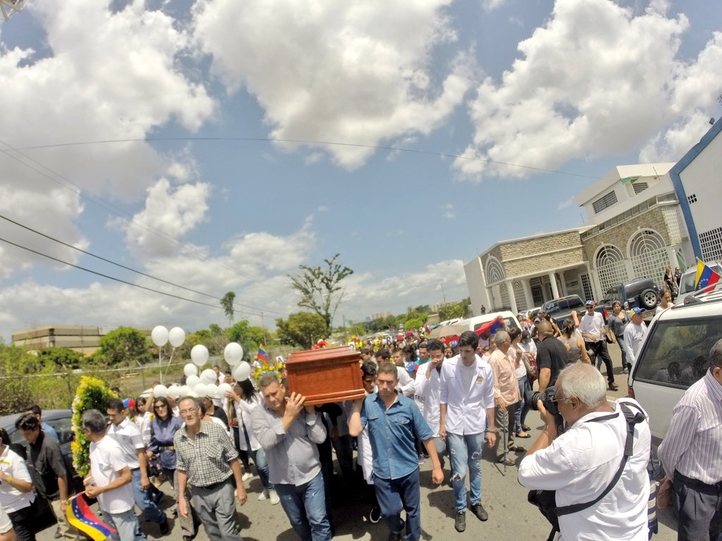 Con batas blancas,  despidieron al estudiante de enfermería asesinado en la UDO (fotos)