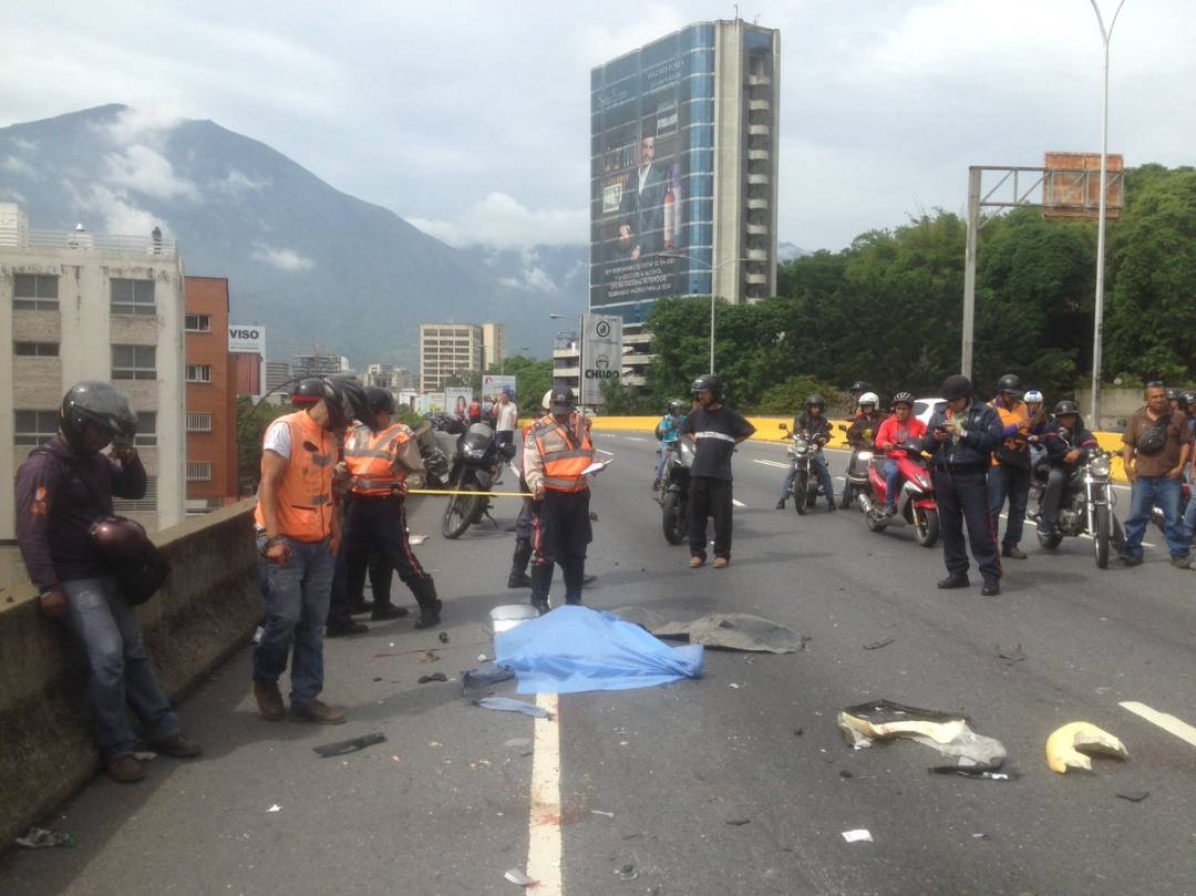 Investigan muerte de joven motorizado arrollado en la autopista Prados del Este