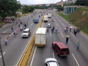 #3May Manifestantes comienzan a trancar la autopista Francisco Fajardo 11:00 am