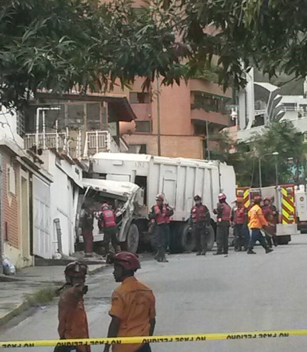 Camión de aseo colisionó contra quintas en Los Chorros