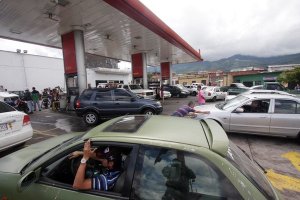 En Táchira hacen largas colas de hasta cuatro y cinco horas para surtir gasolina