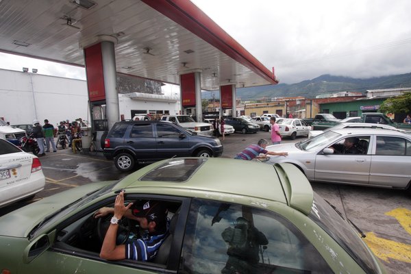 Largas colas en San Cristóbal para surtir gasolina / Foto La Nación