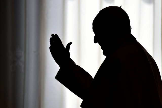 La silueta del papa Francisco (Foto archivo Reuters)