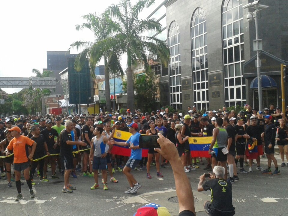 Al grito de libertad, corredores realizan protesta de 15 kilómetros en Caracas (video)