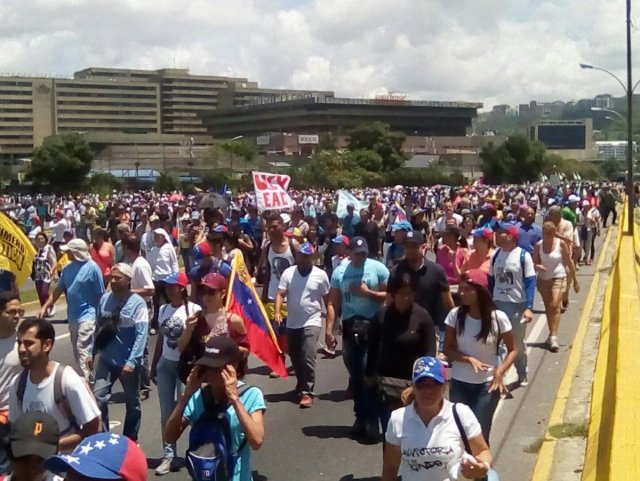 Ambas marchas se unieron a la altura de Las Mercedes (Foto: @JunquitoSite)