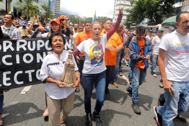 Lilian Tintori (C), wife of jailed opposition leader Leopoldo Lopez, attends a rally against Venezuelan President Nicolas Maduro's government in Caracas, Venezuela June 7, 2017. REUTERS/Marco Bello