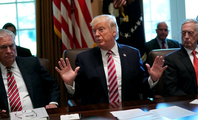 El secretario de Estado estadounidense, Rex Tillerson (izq), y su par en Defensa, James Mattis (der), sentados junto al presidente Donald Trump en una reunión de Gabinete en la Casa Blanca. REUTERS/Kevin Lamarque