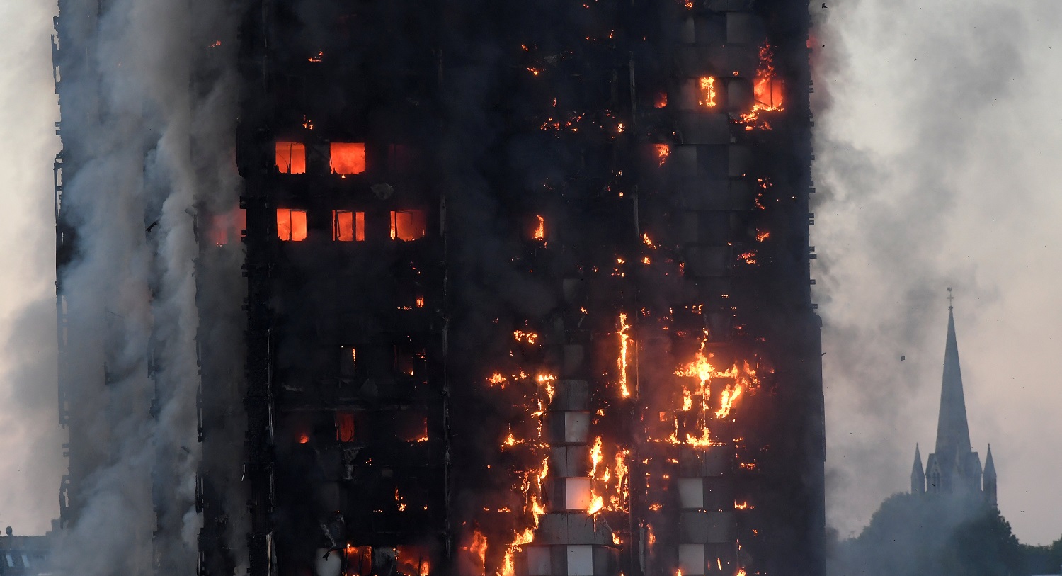 Al menos 12 muertos y numerosos desaparecidos en incendio de edificio en Londres (Fotos)