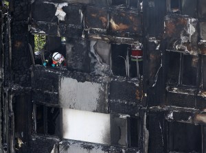 Aumentan a 30 los muertos en el incendio de la torre Grenfell de Londres