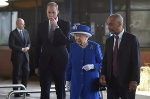 La reina Isabel y el príncipe Guillermo visitan a los damnificados del incendio de la torre Grenfell
