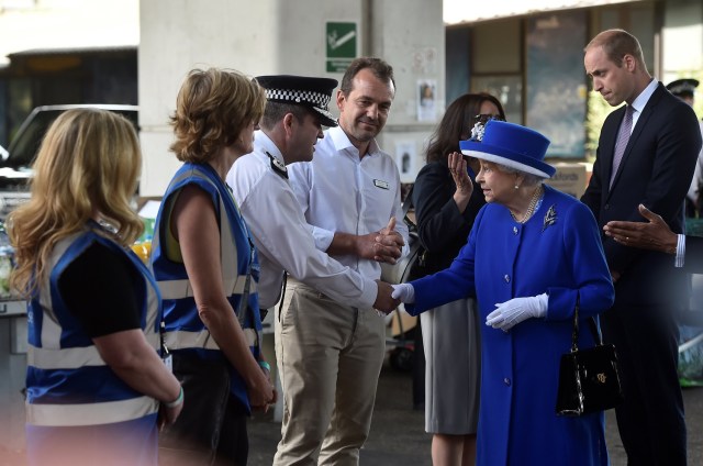 La Reina Isabel de Gran Bretaña y el Príncipe William se reunieron con trabajadores de emergencia cerca de la escena del incendio que destruyó el bloque de la Torre Grenfell, en el norte de Kensington, Londres Oeste, Gran Bretaña 16 de junio 2017. REUTERS / Hannah McKay