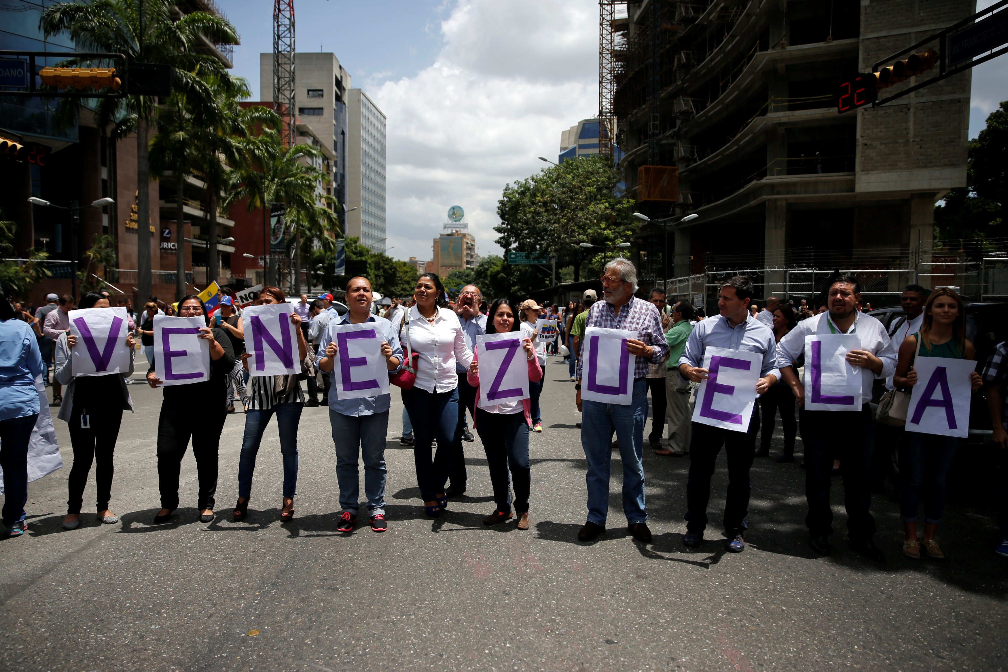 Venezolanos trancaron calles en repudio por muerte de manifestante