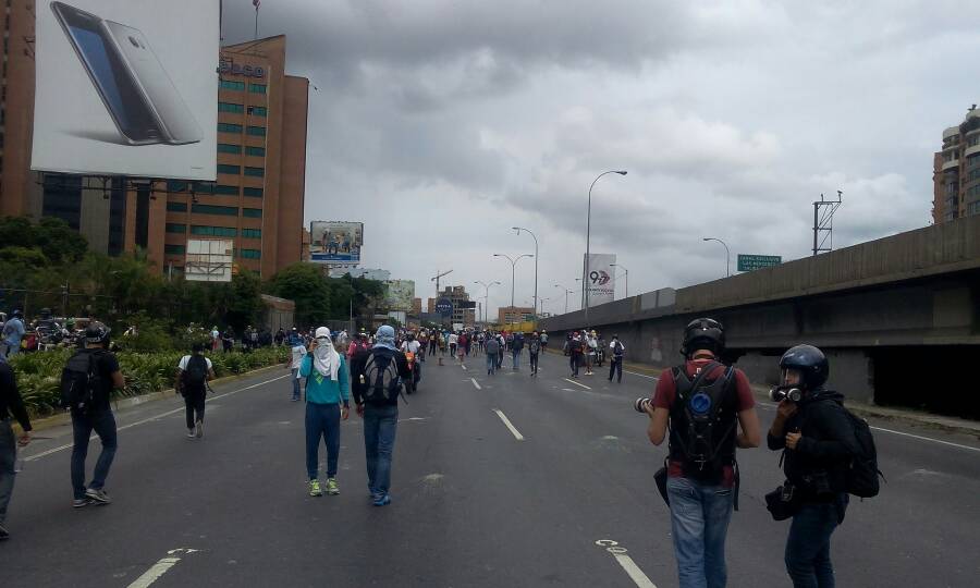 Reprimen a los manifestantes en la Fajardo a la altura de El Rosal