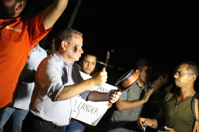 Juan Pablo Guanipa en cacerolazo contra Gobernador de Zulia. Foto @JuanPGuanipa
