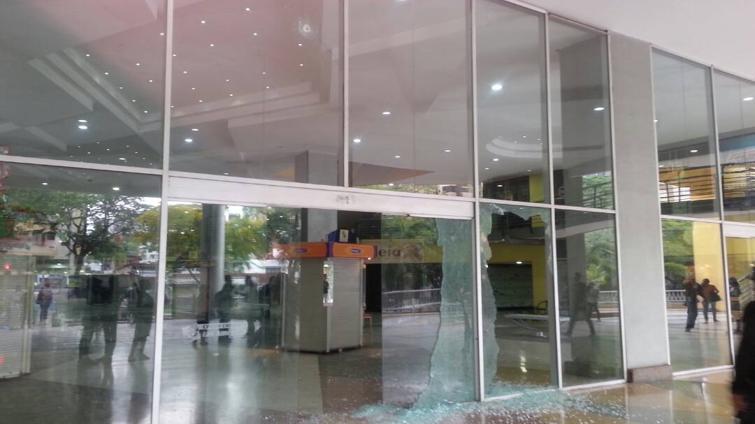 En Imágenes: Los destrozos que causó la GNB y Poliaragua en el Centro Comercial Las Américas