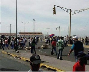 Fuerte enfrentamiento entre manifestantes y GNB en el centro de Maracaibo #26Jun (Video)