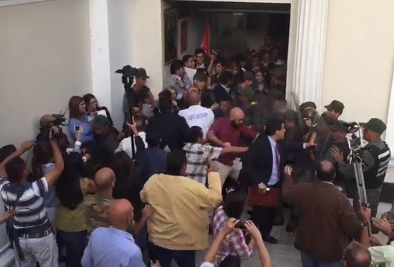 La agresión contra diputados y periodistas en la AN desde varios ángulos (+Video)