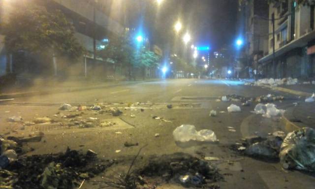 Manifestantes cierran paso con barricadas en Chacao. Foto: LaPatilla.com