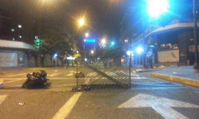 Manifestantes cierran paso con barricadas en Chacao. Foto: LaPatilla.com