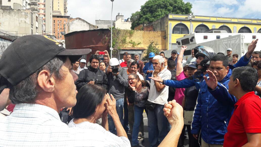 Oficialistas y opositores se enfrentan en los alrededores del TSJ (Video y Fotos)
