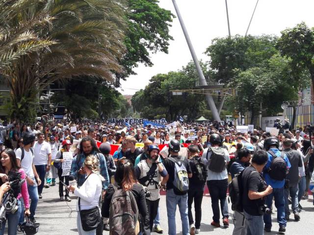 Manifestantes marchan hacia Conatel para exigir respeto a la libertad de expresión (Foto: Eduardo Ríos / LaPatilla)