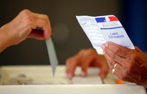 Menos del 18% de participación hasta el mediodía en las legislativas francesas