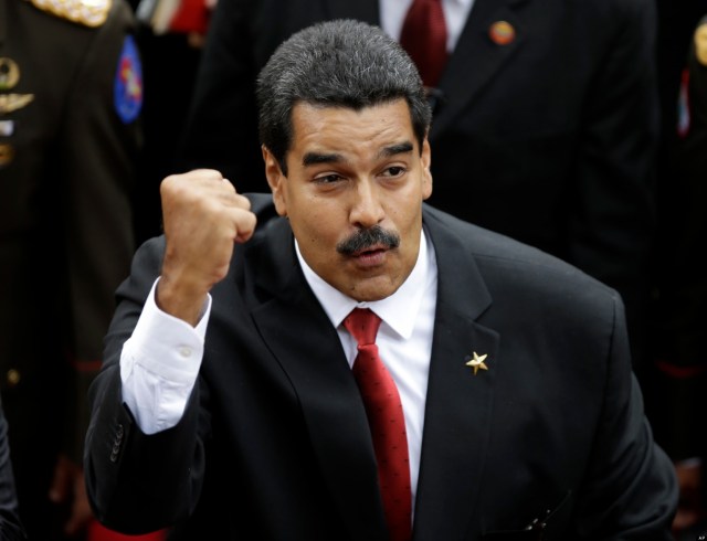 Nicolás Maduro saluda a partidarios al llegar al Congreso para su juramentación como presidente de Venezuela, el 19 de abril de 2013. Gobierno y opositores en Venezuela están enfrentados por supuestos ataques cometidos por la oposición contra clínicas del gobierno. La oposición asegura que las acusaciones son falsas. (Foto AP/Fernando Llano)