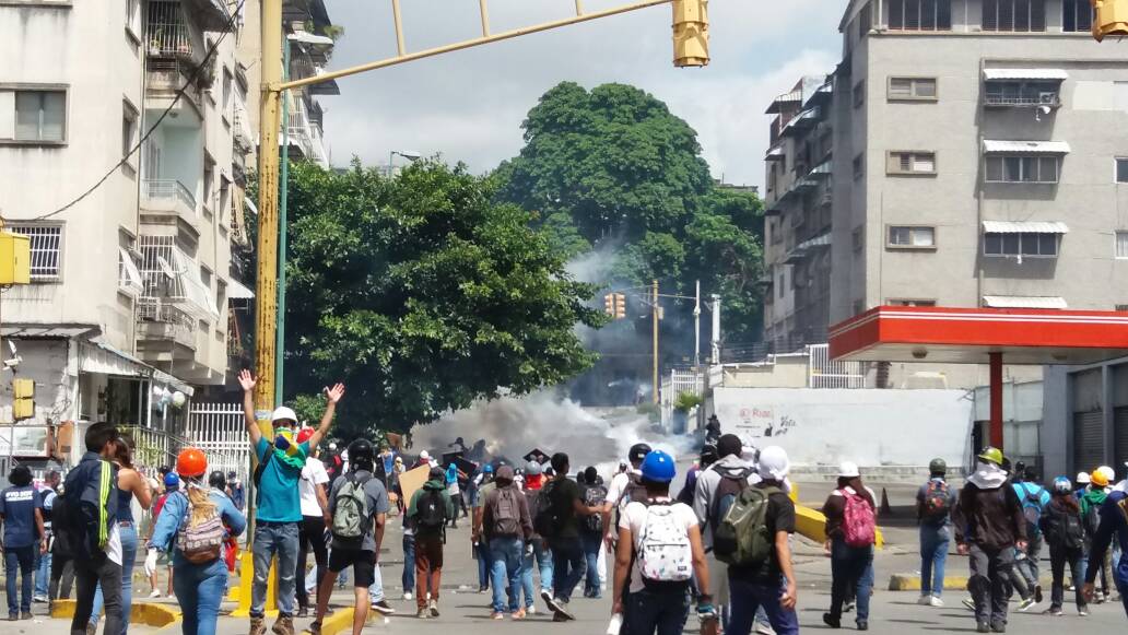 Reportan varios heridos tras represión del trancazo en la UCV #26Jun