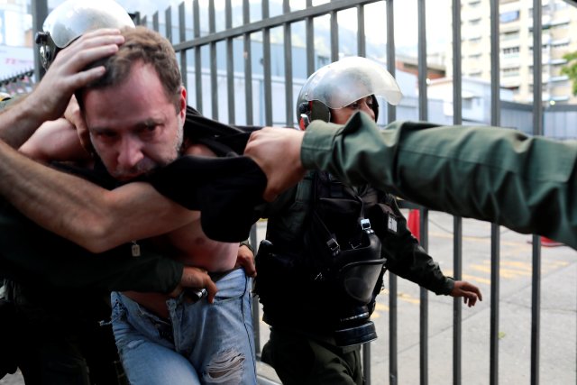 Un hombre es detenido durante una protesta antigubernamental en Caracas este 26 de julio de 2017. REUTERS/Marco Bello