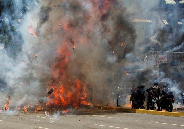 Fuego en Caracas durante enfrentamientos entre fuerzas de seguridad y manifestantes opositores en la jornada en que se eligen los miembros de una Asamblea Constituyente. 30 de julio de 2017. REUTERS/Carlos García Rawlins