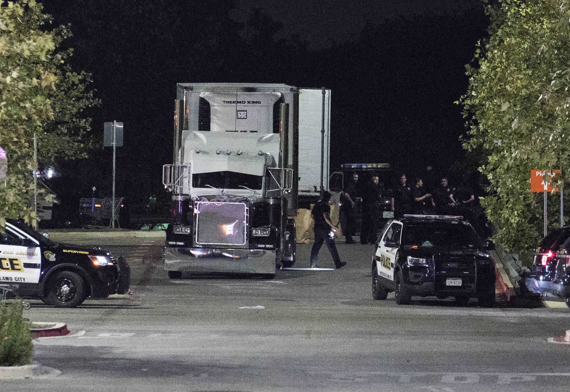 Hallan 8 muertos y 20 heridos dentro de un camión en Texas
