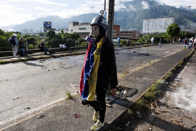 Manifestantes opositores bloquean una calle en rechazo a las elecciones de la Asamblea Nacional Constituyente hoy, domingo 30 de julio de 2017, en Caracas (Venezuela). Venezuela amaneció hoy en tensa calma y con focos de violencia y de enfrentamientos entre manifestantes antichavistas y las fuerzas de seguridad desde muy temprano, en esta jornada en la que se celebran las elecciones de la Asamblea Nacional Constituyente impulsada por el Gobierno de Nicolás Maduro. EFE/Nathalie Sayago