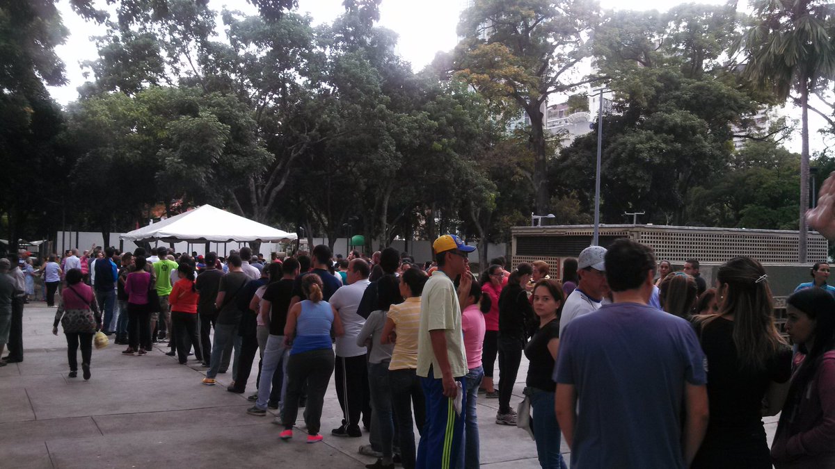 En fotos: En La Candelaria también madrugaron para participar en la consulta popular #16Jul