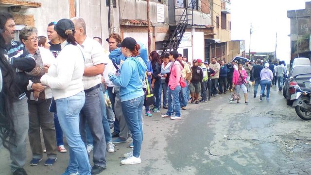 Largas colas para la consulta popular en El Junquito / Foto: @MariaCorinaYA 