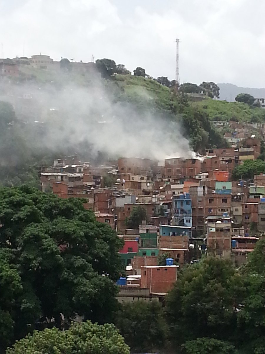 Reportan un incendio en el Barrio El  Guarataro en Caracas #10Jul
