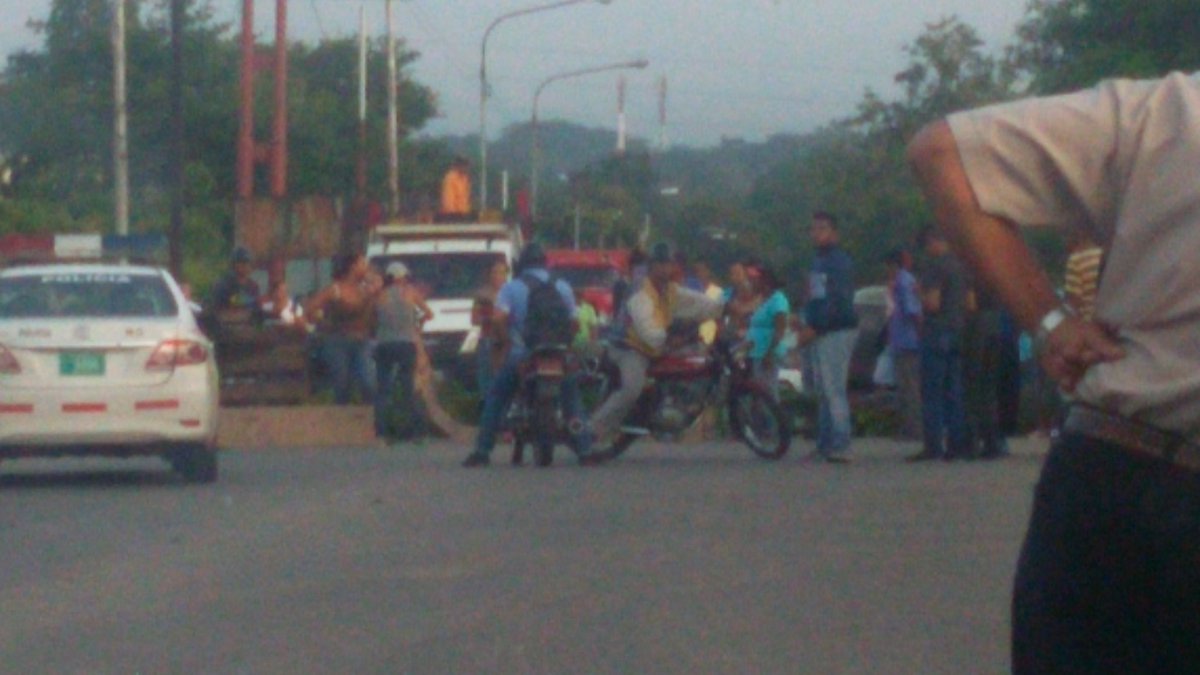 ¡Gas, comida y agua! Trancado los accesos a Santa Teresa del Tuy por protesta #13Jul