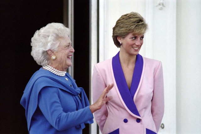(FILES) This file photo taken on October 5, 1990 shows, US First Lady Barbara Bush (L) and Britain's Diana, Princess of Wales, posing for photographers after the Princess arrived at the White House in Washington. Princess Diana revolutionised the royal dress code with the help of some of the world's greatest designers during a glamorous life that came to a tragic end on August 31, 1997, 20 years ago this month. / AFP PHOTO / Pamela PRICE