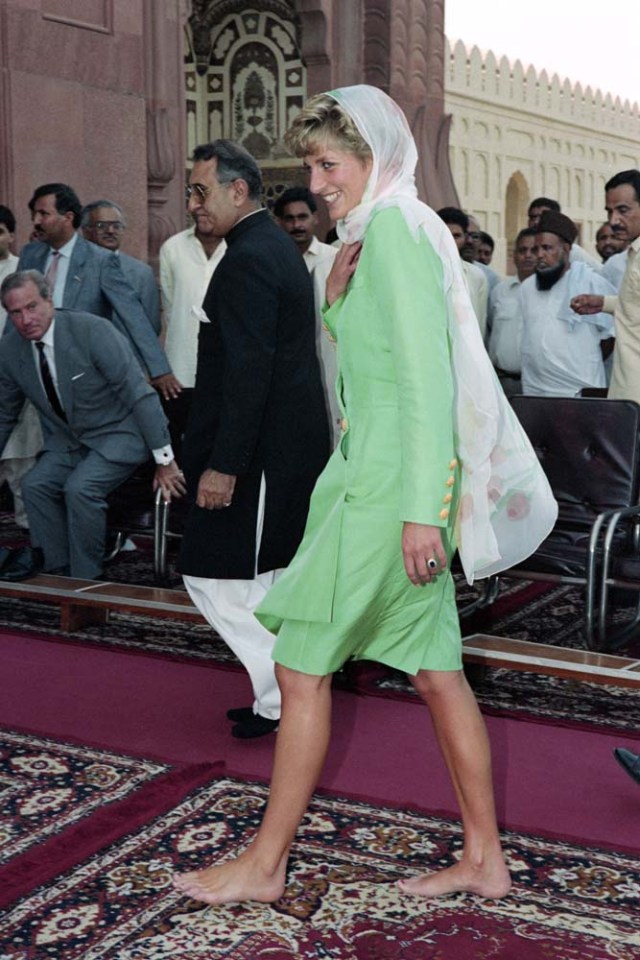 (FILES) This file photo taken on September 27, 1991 shows Britain's Diana, Princess of Wales, visiting the Badshahi Mosque in Lahore, wearing a knee length skirt. Princess Diana revolutionised the royal dress code with the help of some of the world's greatest designers during a glamorous life that came to a tragic end on August 31, 1997, 20 years ago this month. / AFP PHOTO / Diego ZAPATA