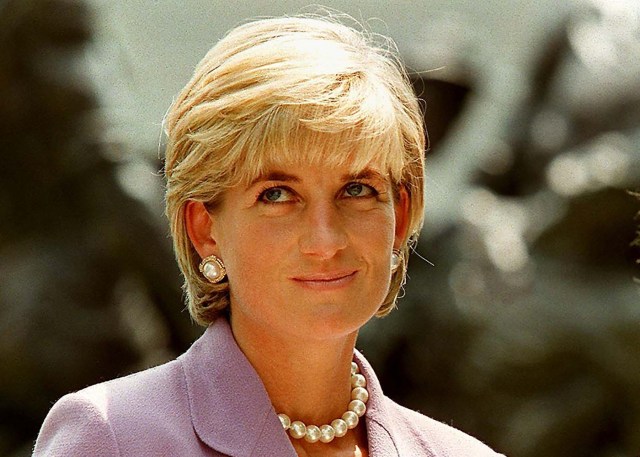 (FILES) This file photo taken on June 17, 1997 shows Britain's Diana, Princess of Wales (L), at a ceremony at Red Cross headquarters in Washington, to call for a global ban on anti-personnel landmines. Two decades on from the death of princess Diana, her sons Princes William and Harry are working to keep her legacy alive with unusually emotional tributes after years of official silence. William was 15 and Harry 12 when Diana died in a car crash in Paris on August 31, 1997. / AFP PHOTO / JAMAL A. WILSON