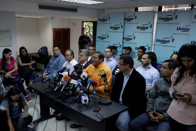 Andrés Velásquez (en el centro), político venezolano y miembro de la coalición de partidos opositores Mesa de la Unidad Democrática (MUD), habla durante una conferencia de prensa en Caracas, Venezuela, 9 de agosto de 2017. REUTERS/Marco Bello - RTS1B41G