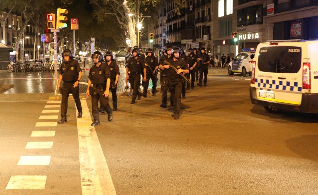 Policías custodian la zona del atentado en Barcelona. REUTERS/Sergio Perez