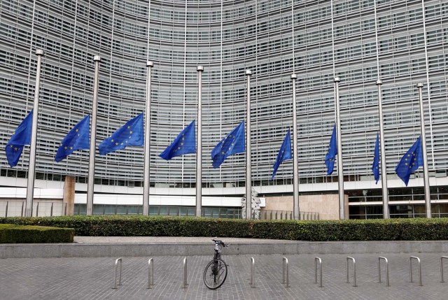 Las banderas de la Unión Europea se bajan a media asta en honor a las víctimas del ataque de Barcelona, frente a la sede de la Comisión Europea en Bruselas, Bélgica, el 18 de agosto de 2017. REUTERS / Francois Lenoir