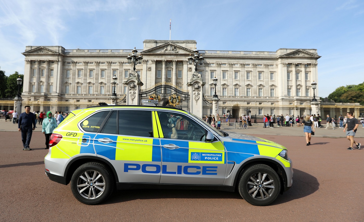 Policía antiterrorista de Londres investiga la agresión ante el palacio de Buckingham