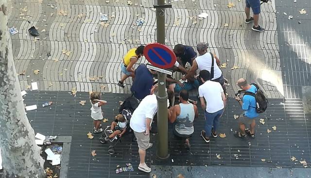 Gente atendiendo a una persona arrollada por la furgoneta / foto: El País